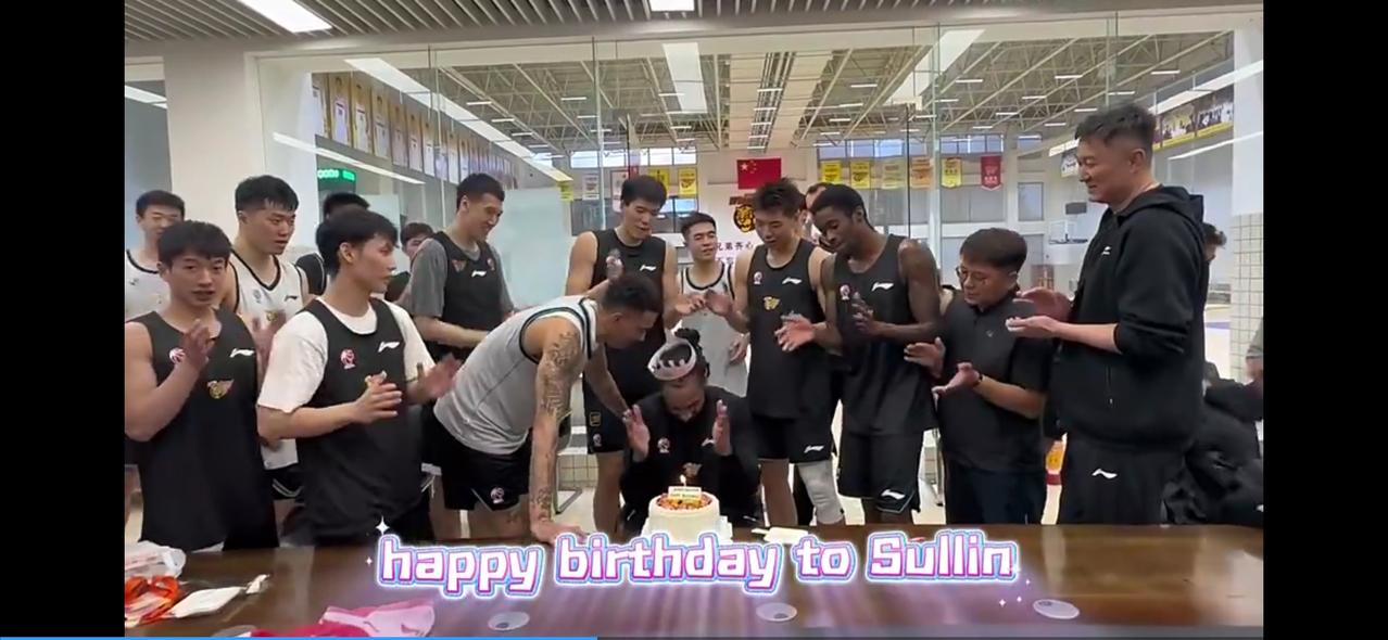 萨林杰过生日，没被摁蛋糕，据说是因为脏辫，新大外给他太多猜想

萨林杰今天过34