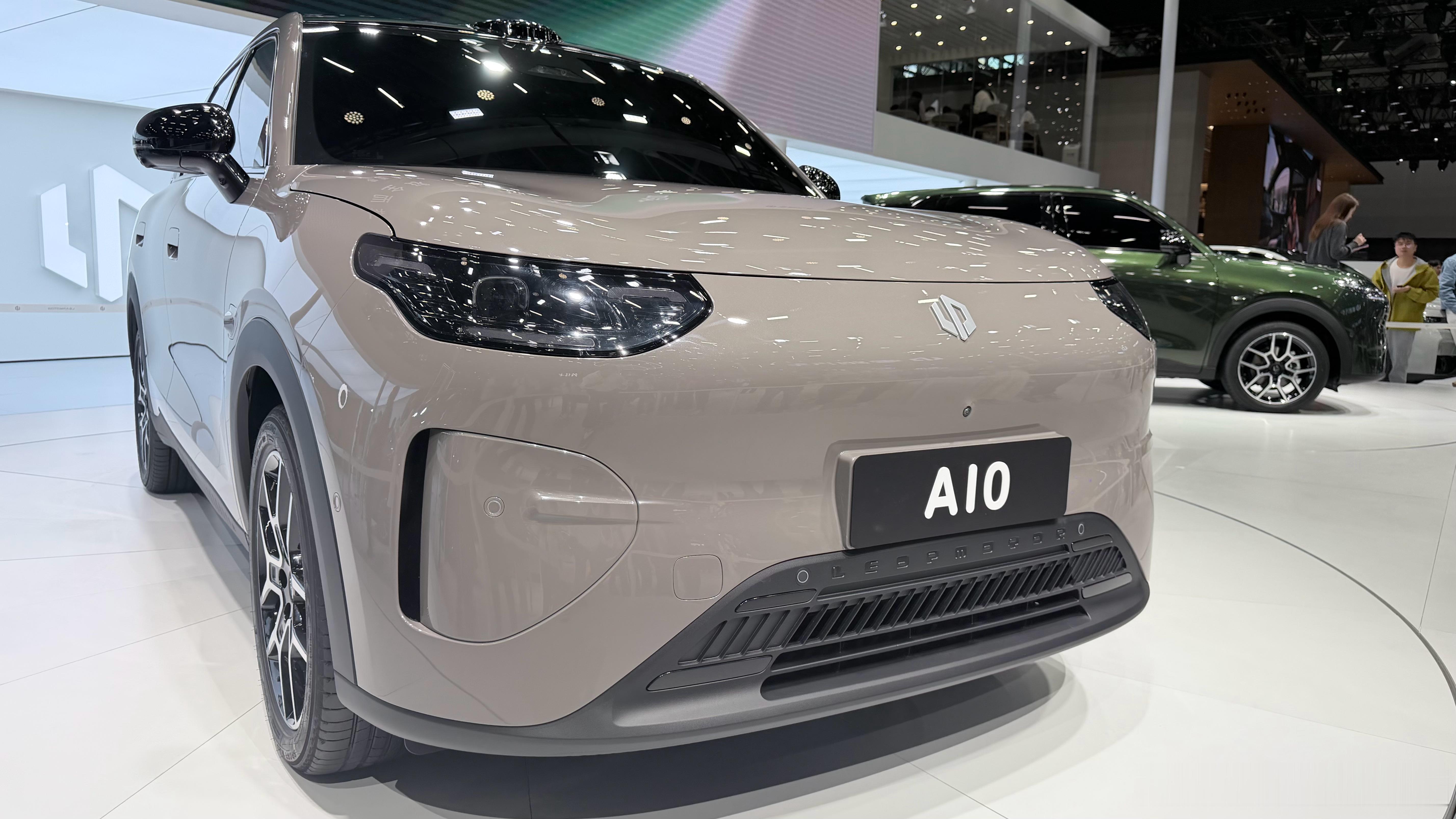 本次广州车展零跑的全球车型，零跑A10也完成了首秀。定位是一款十万级的精品纯电车