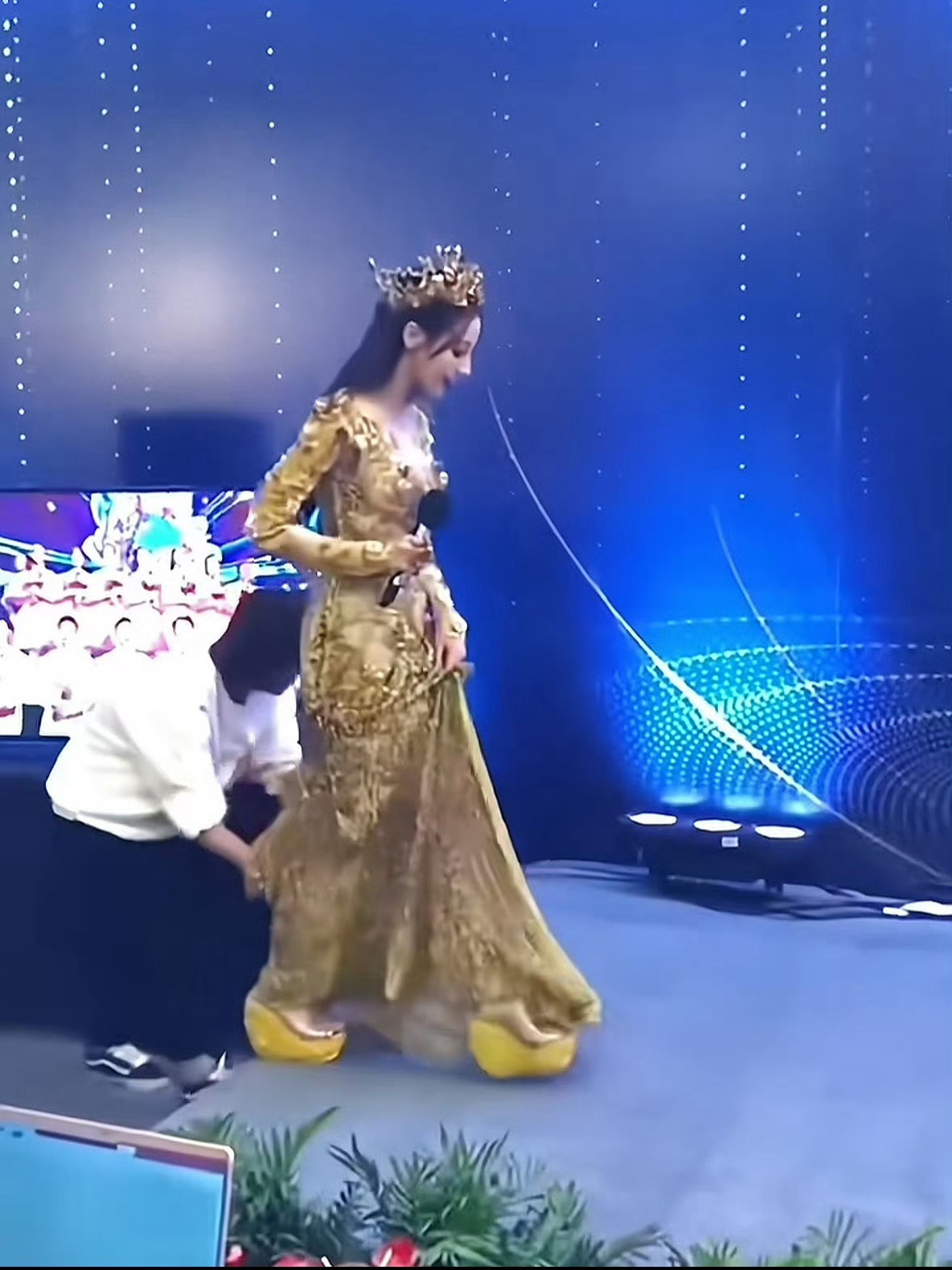 热巴金鹰女神那天穿的鞋子长这样…谁能懂？ 
