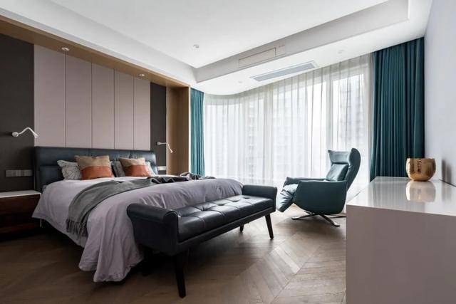 220㎡现代简约，现代舒适的空间，搭配灰色皮家具，简约优雅舒适