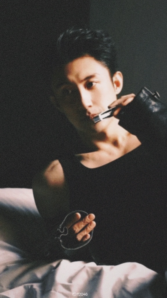 黄景瑜时装四月封面性吸引力