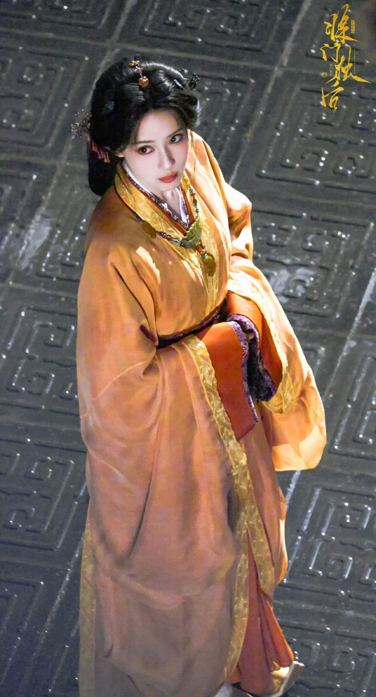 刁钻角度下的孟子义她这个回头的弧度、眼神的落点、微微抿起的嘴角，每一个细节都刚刚