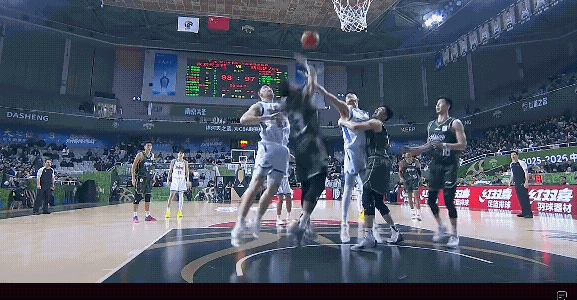 本来以为张常宁今天来给吴冠希加油，吴冠希可以打的更加强硬，结果最后关键时刻两罚不