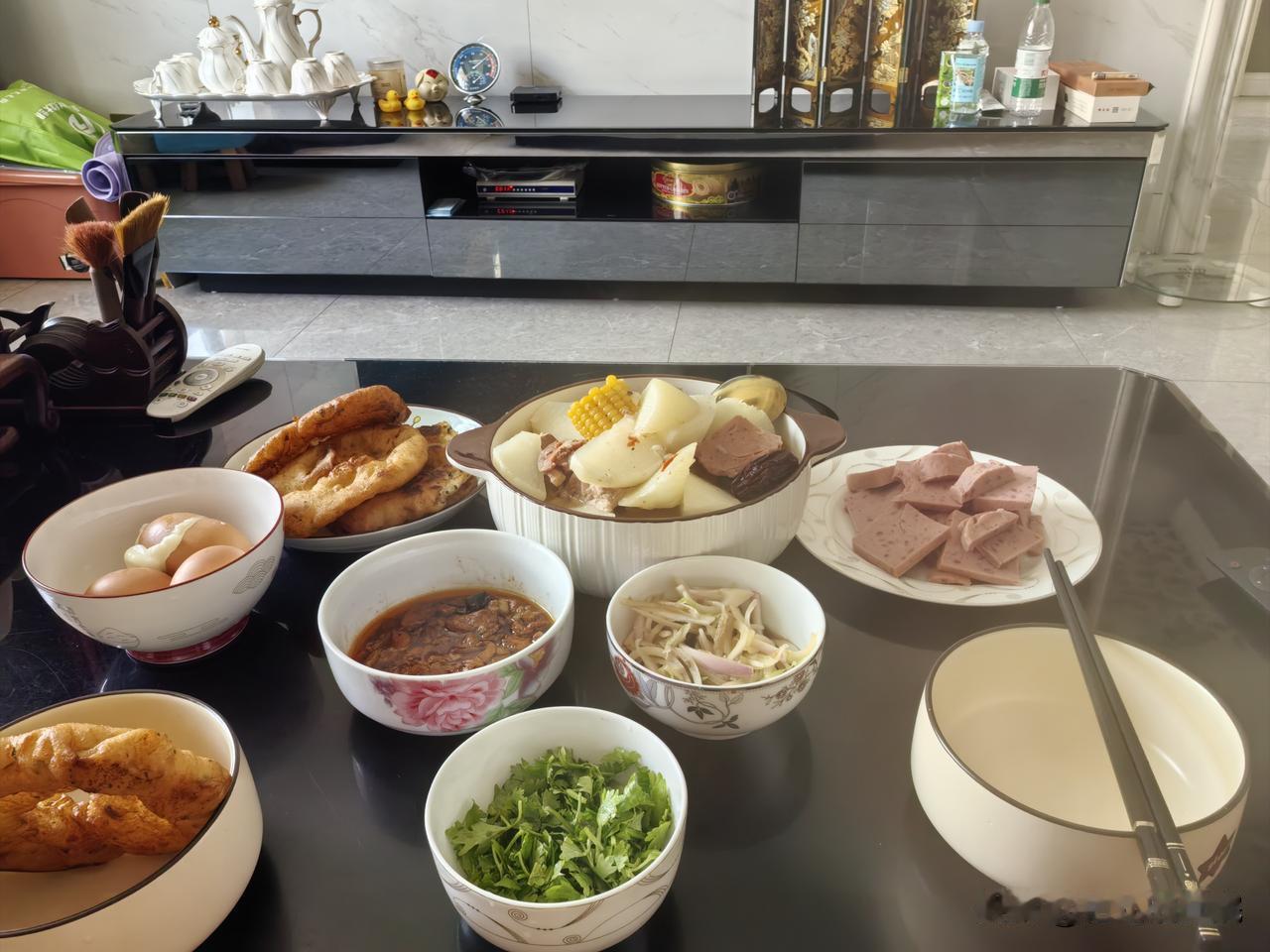 今天下午本来和小妹约好，午睡起来后出去逛街，结果睡起来后刚收拾停当准备出门时，被
