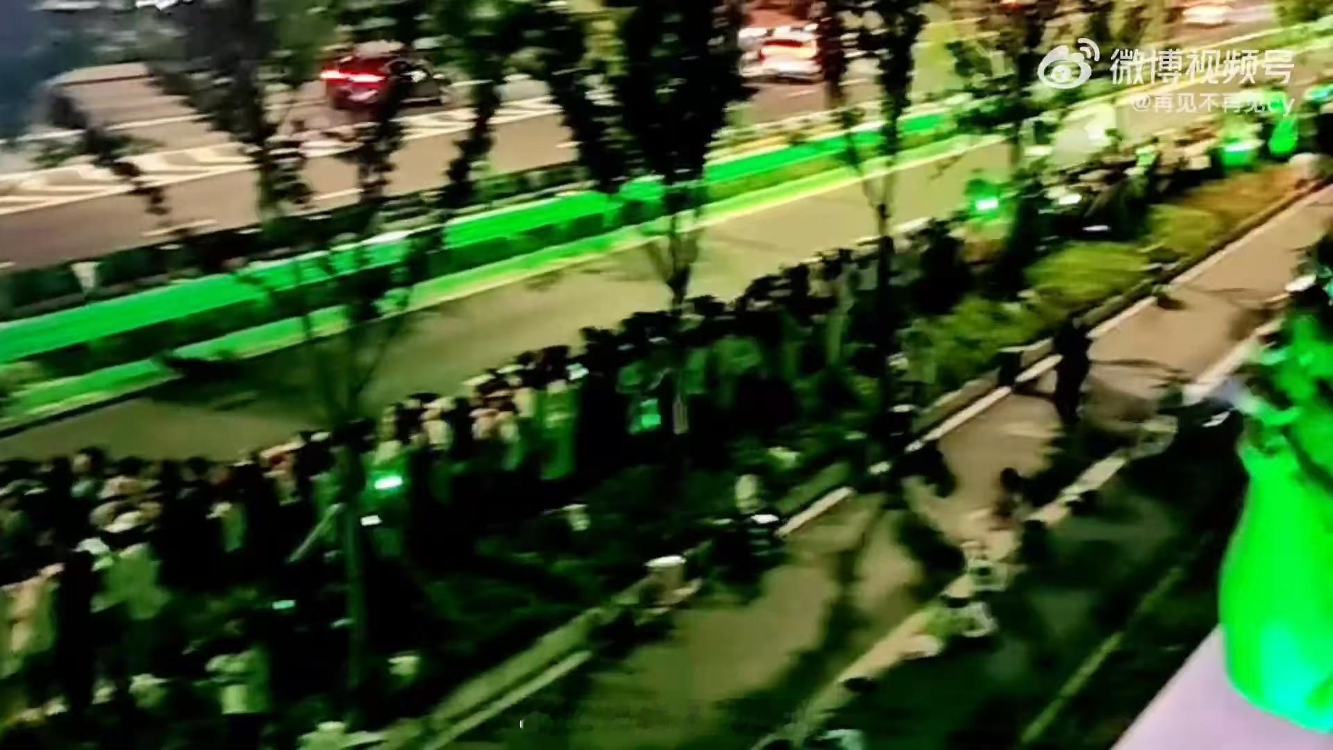 成毅昆山线下人气成毅人山人海的活粉量 只是彩排就能拥有这般盛况，大街小巷随处可见
