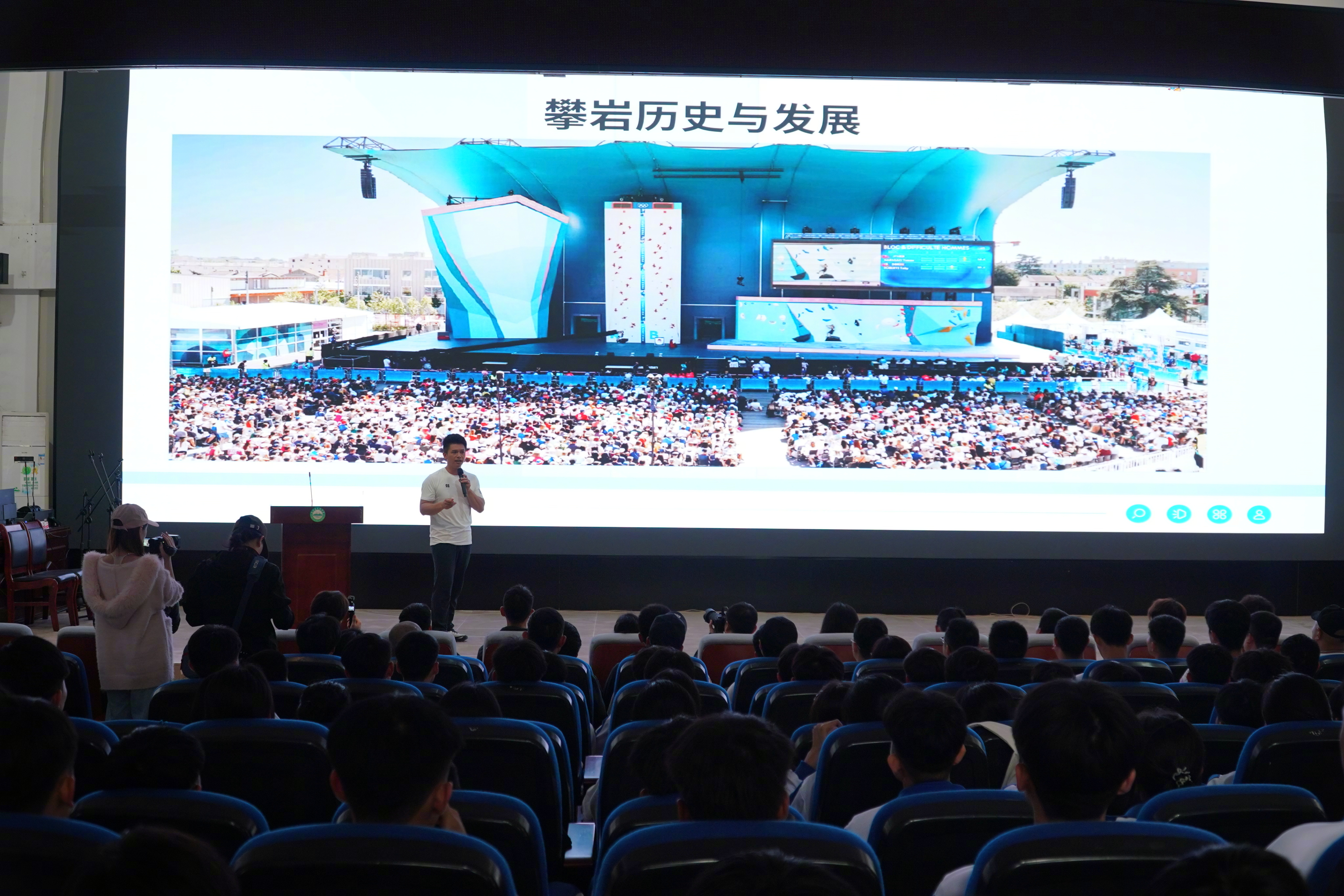 中华体育精神开讲啦 3月11日，“中华体育精神大讲堂”校园宣讲活动、“冠军体育课