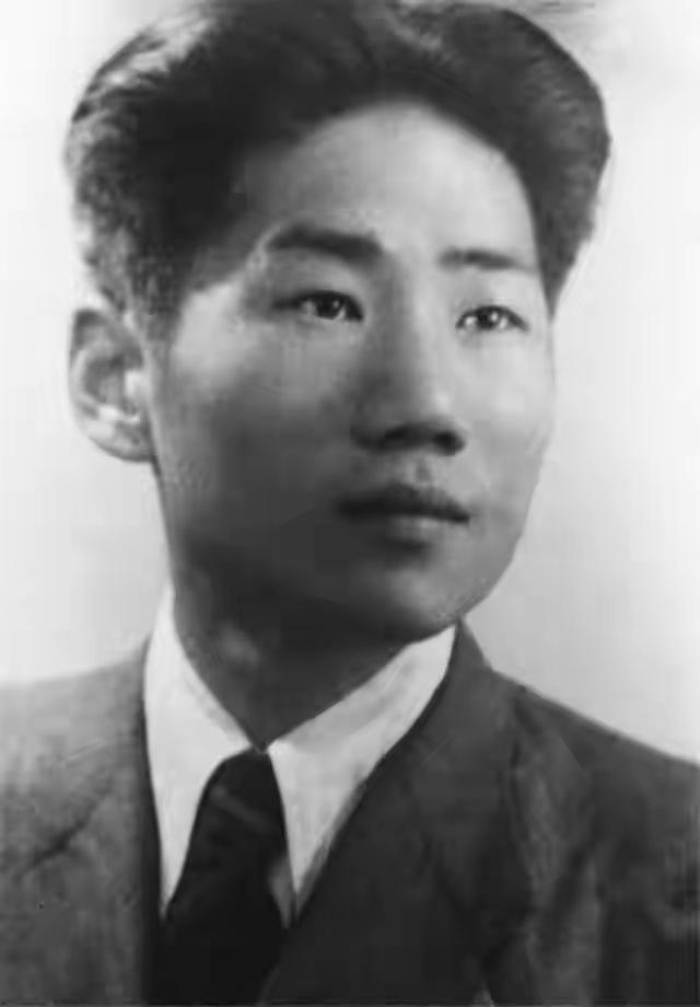 共和国之子，
伟人的帅气大公子，
一身正气的帅。
为了新中国的伟大事业，
像他的