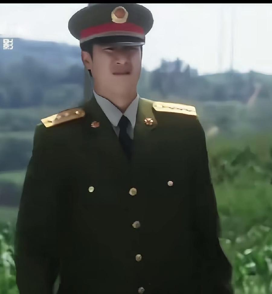 他是荧幕上最像连长的连长，钢七连连长高城，张国强年轻时真是军人胚子，随意走几步满