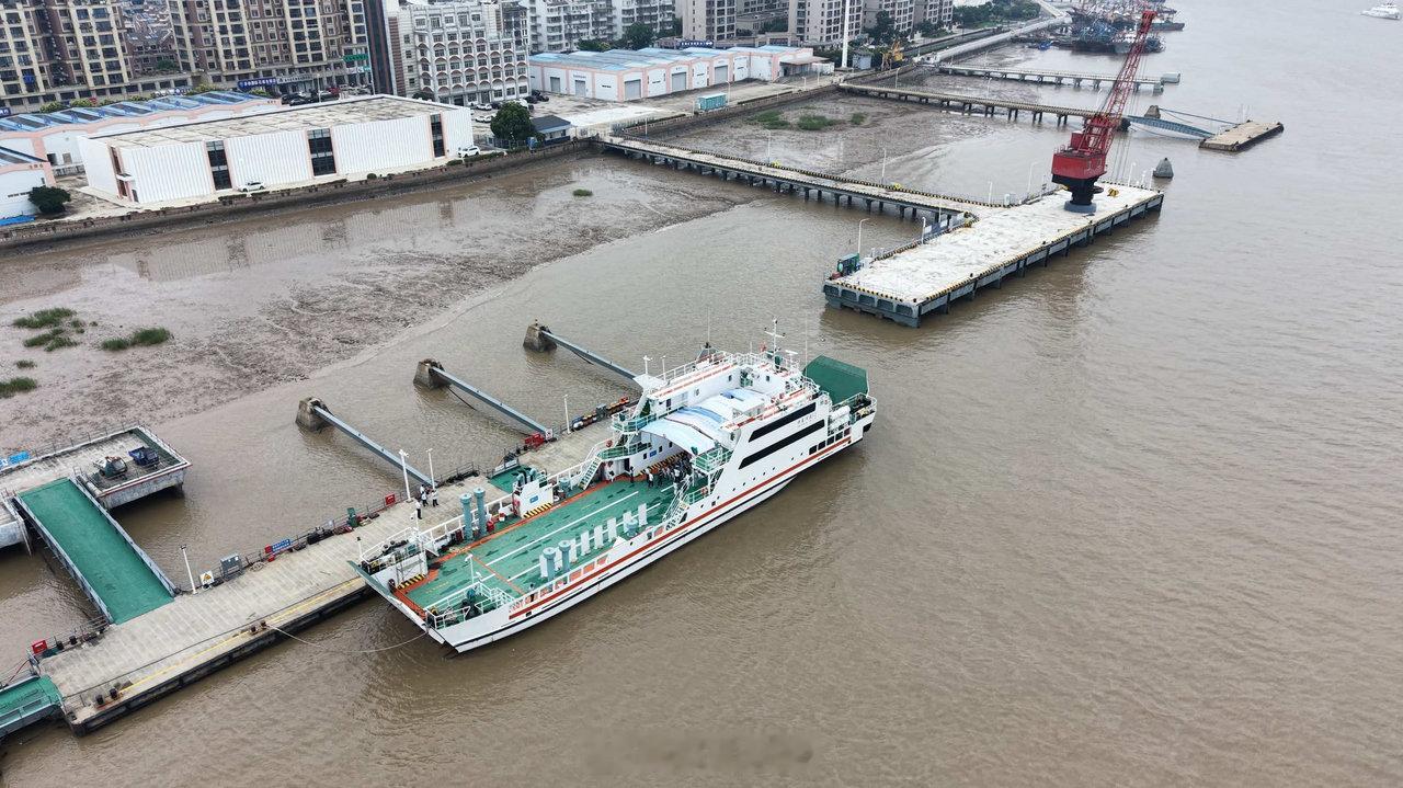 宁波人去花岙岛可以坐新渡轮了 6月15日，浙江省首艘全回转混合动力客滚船浙象汽渡