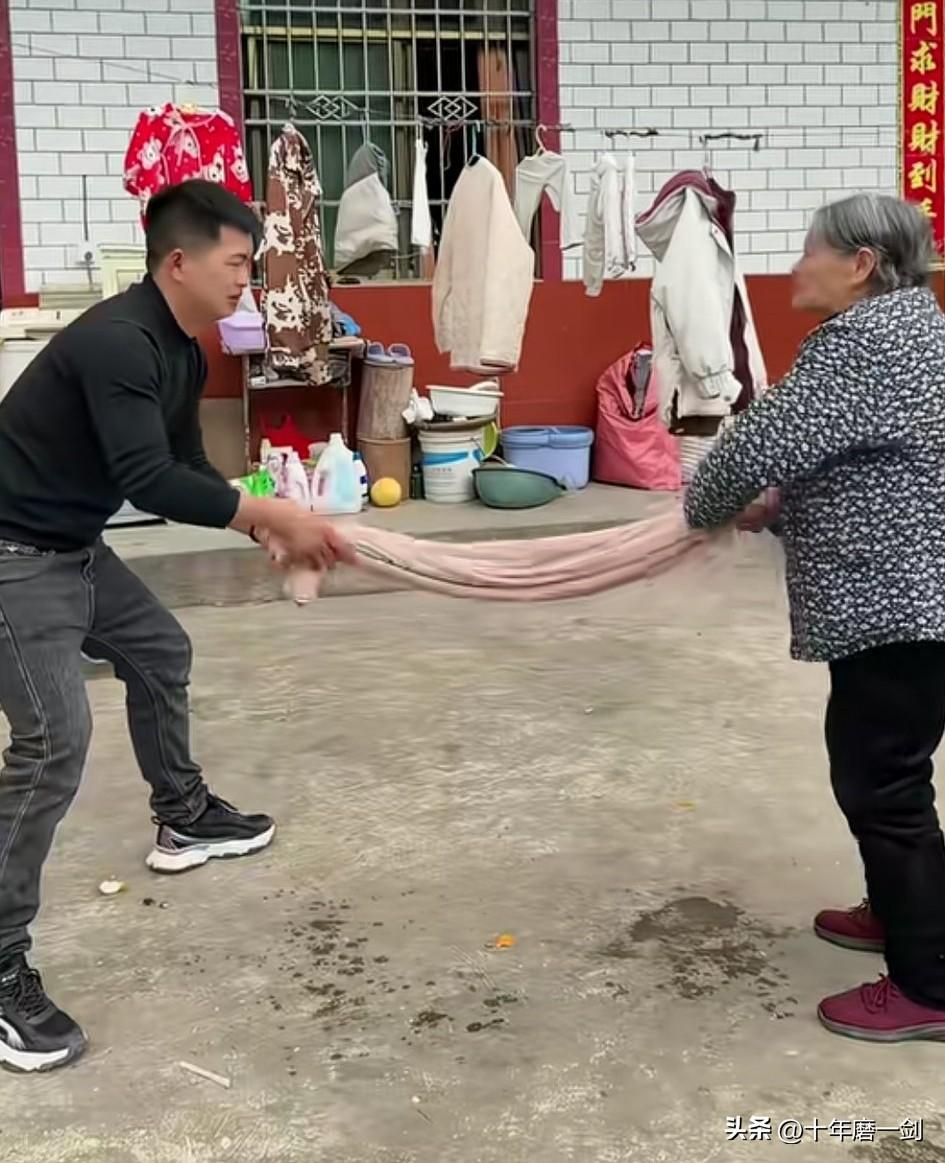 呵呵，孙子帮着奶奶拧洗过的被单，奶奶拧，孙子不反着拧，反而顺着拧，这一下，奶奶气