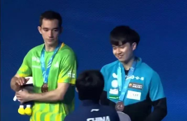王楚钦世界杯颁奖一个小细节，看完谁不说一句情商高
刚结束的乒乓球世界杯男单颁奖礼