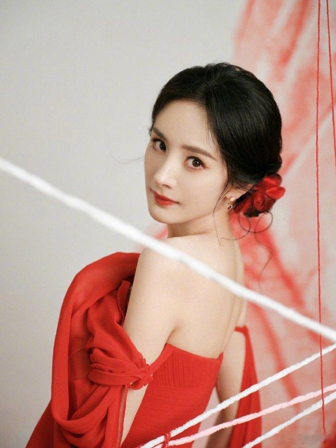 杨幂在狐妖小红娘月红篇开播发布会上展示了新造型，她身穿Georges Chakr