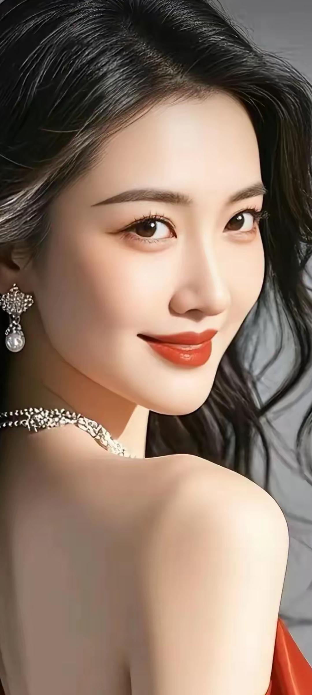 优雅红唇，闪耀珠宝，尽显东方女性的魅力与自信。