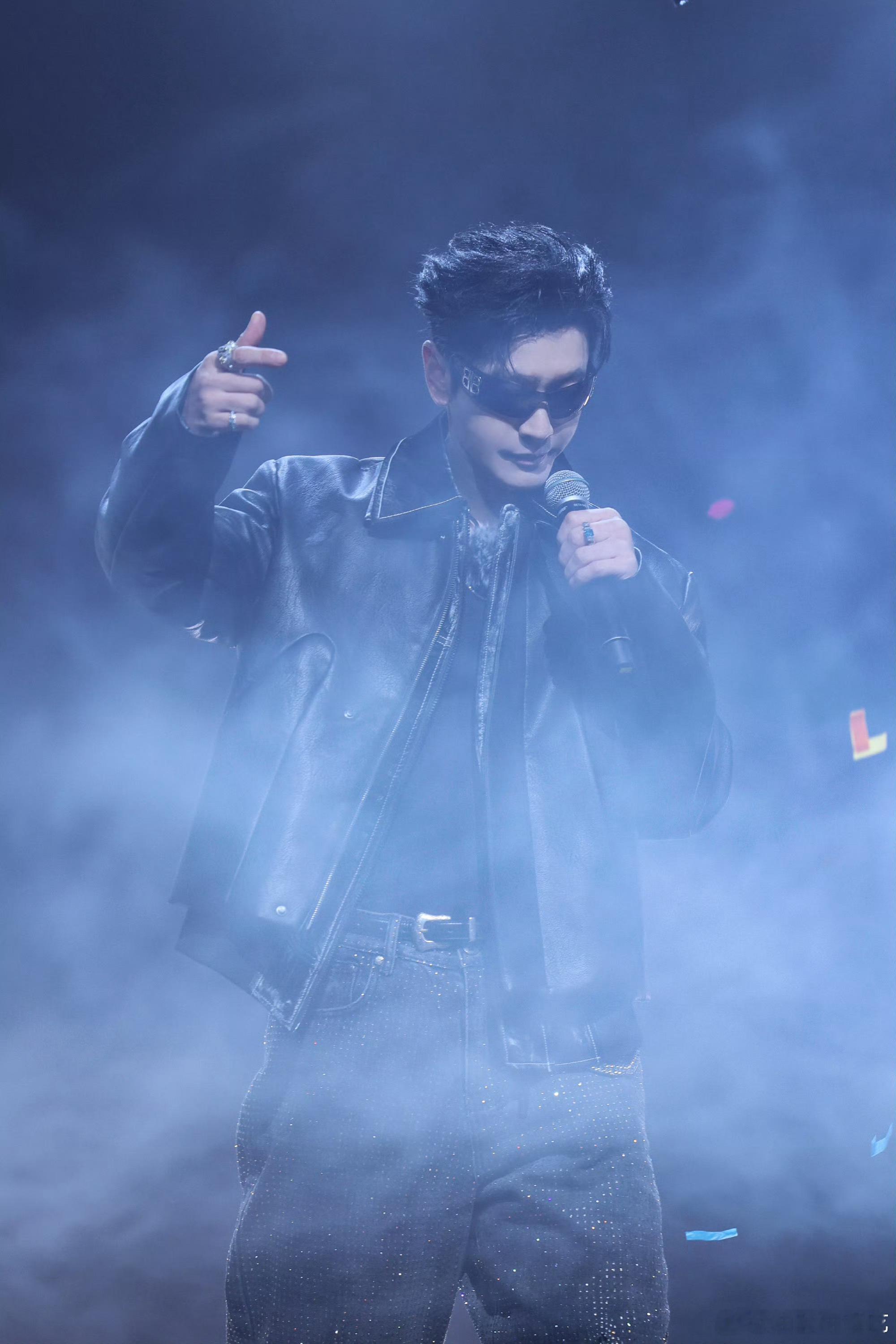 被黄晓明这状态震惊到了 黄晓明晒了大学毕业30周年同学合照，别说晓明哥确实是一等