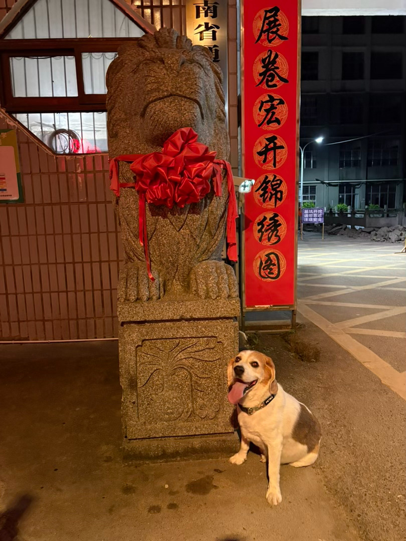 比格钱钱与其雕塑合照