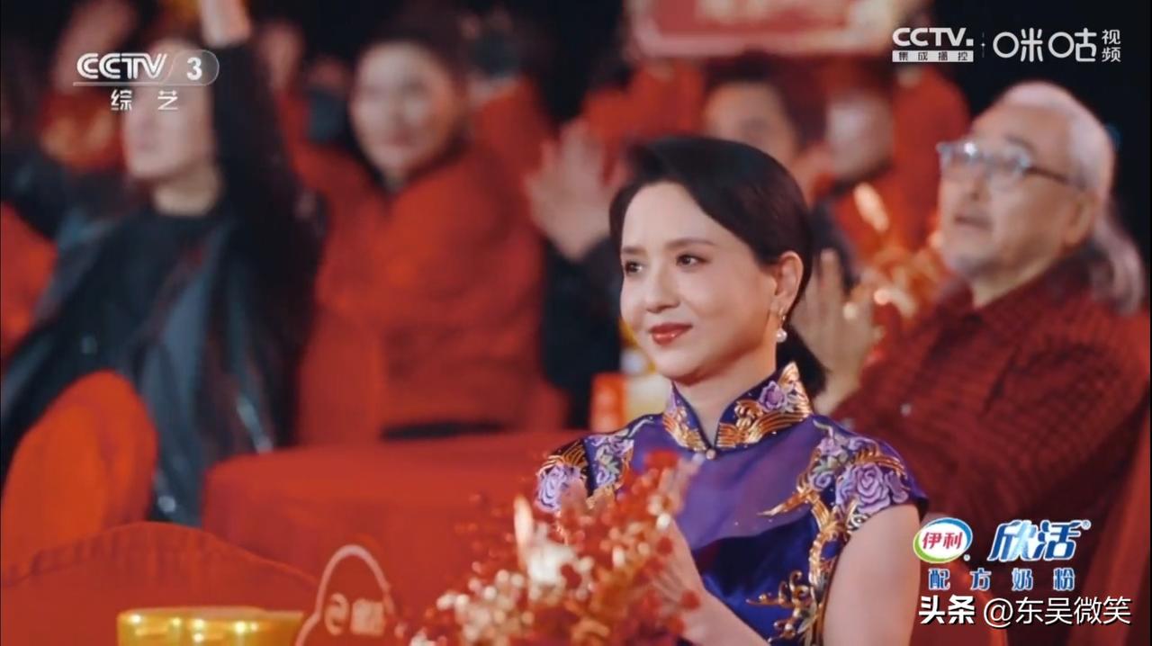 这是陶慧敏在现场央视演播厅现场观看2026银龄春晚的场景。
怎么看也看不出是快6