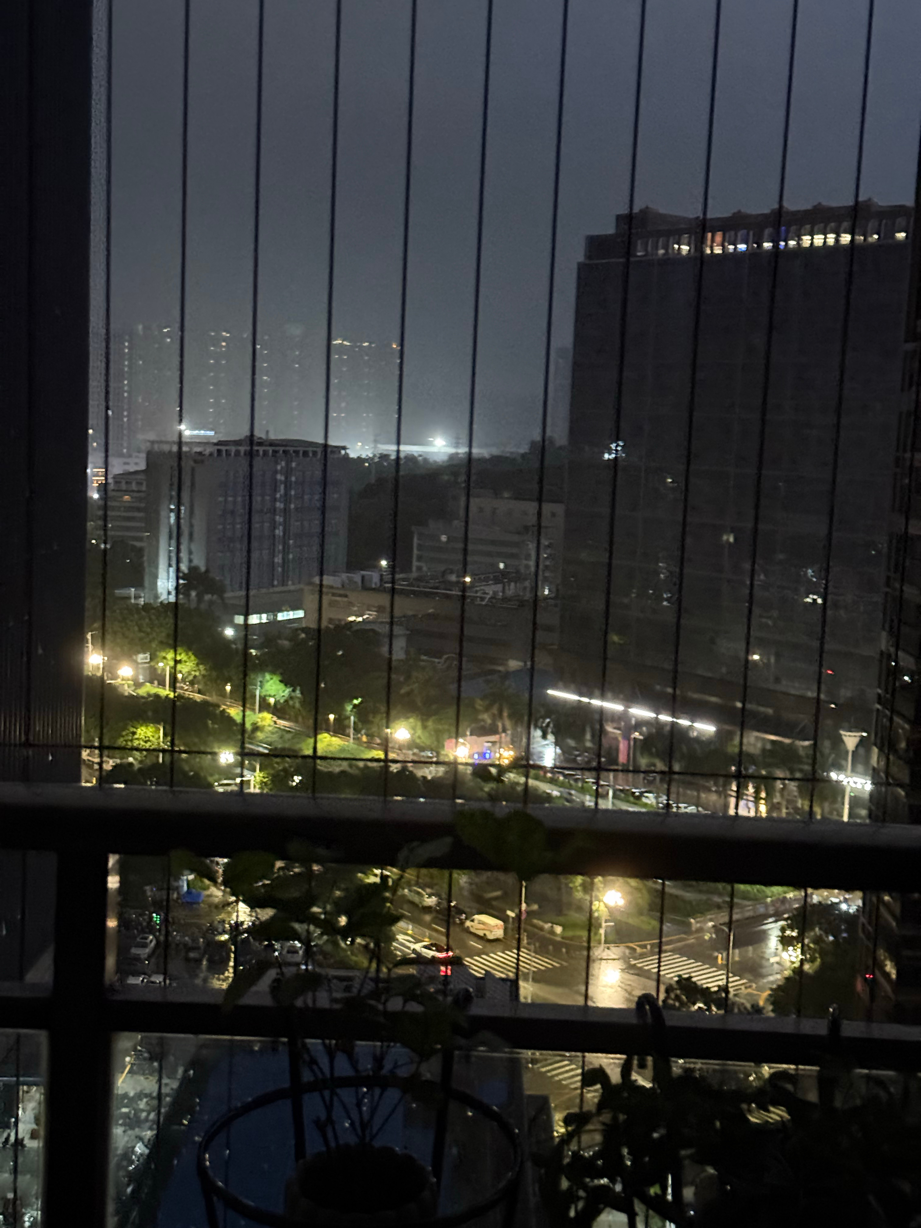 大半夜被深圳的雷声惊醒而且持续了很久[裂开]  ​​​