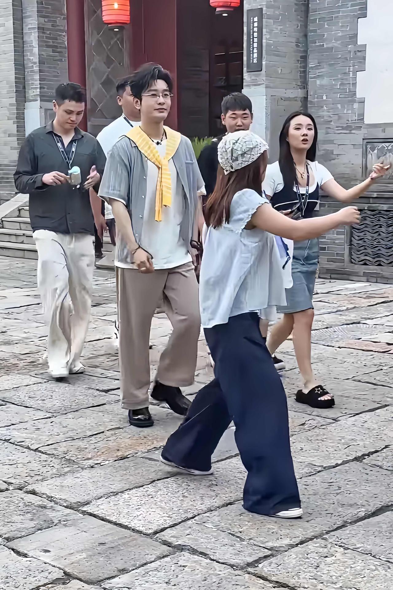 近日，黄晓明现身古北水镇，他戴着透明眼镜，斯斯文文的，好帅啊。

黄晓明近段时间