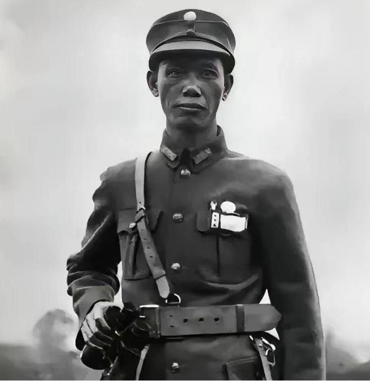 1932年1月，一个日本和尚在上海被杀了，日本领事以此为借口，要求在上海的中国军