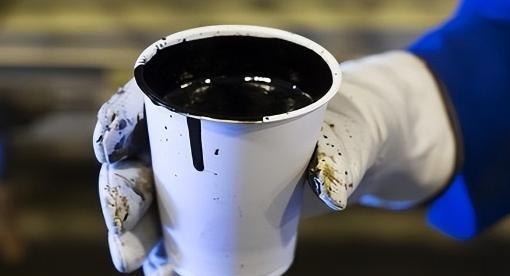 一吨原油送进炼油厂，可以提炼出300公斤汽油、400公斤柴油、50公斤煤油，剩下