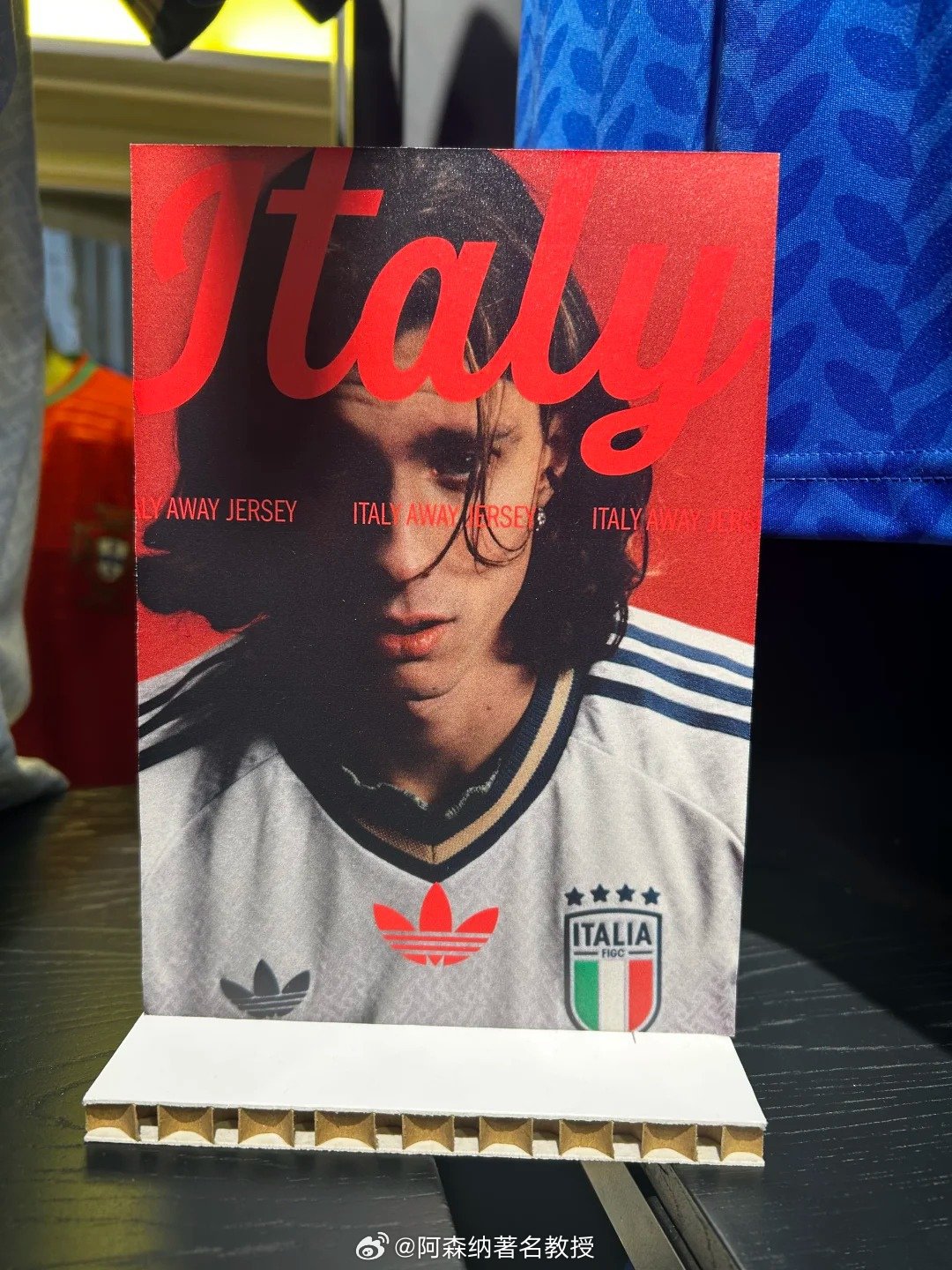 意大利这套球衣感觉是为世界杯量身定制的，金边帅的很，谁想到又没进 卡拉菲奥里 阿