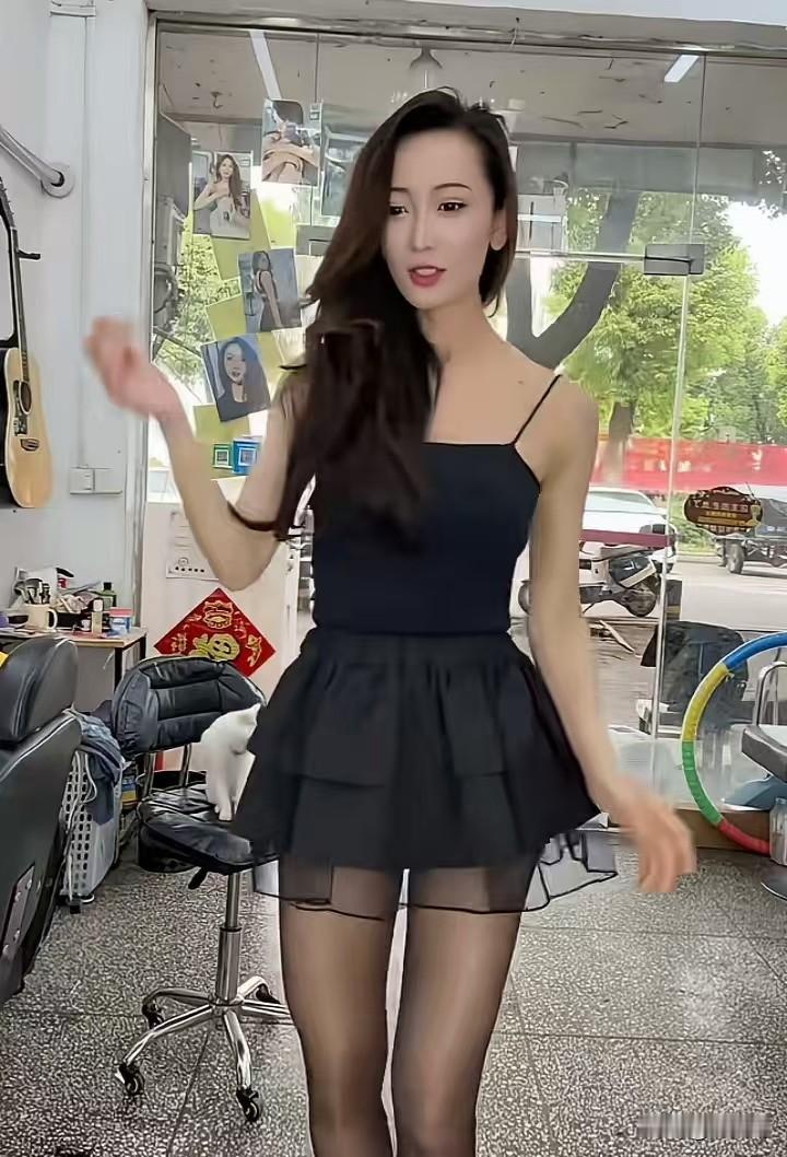 实体店生意冷清，老板转型做直播，道出多少实体人的无奈
 走进普通街边美发小店，门