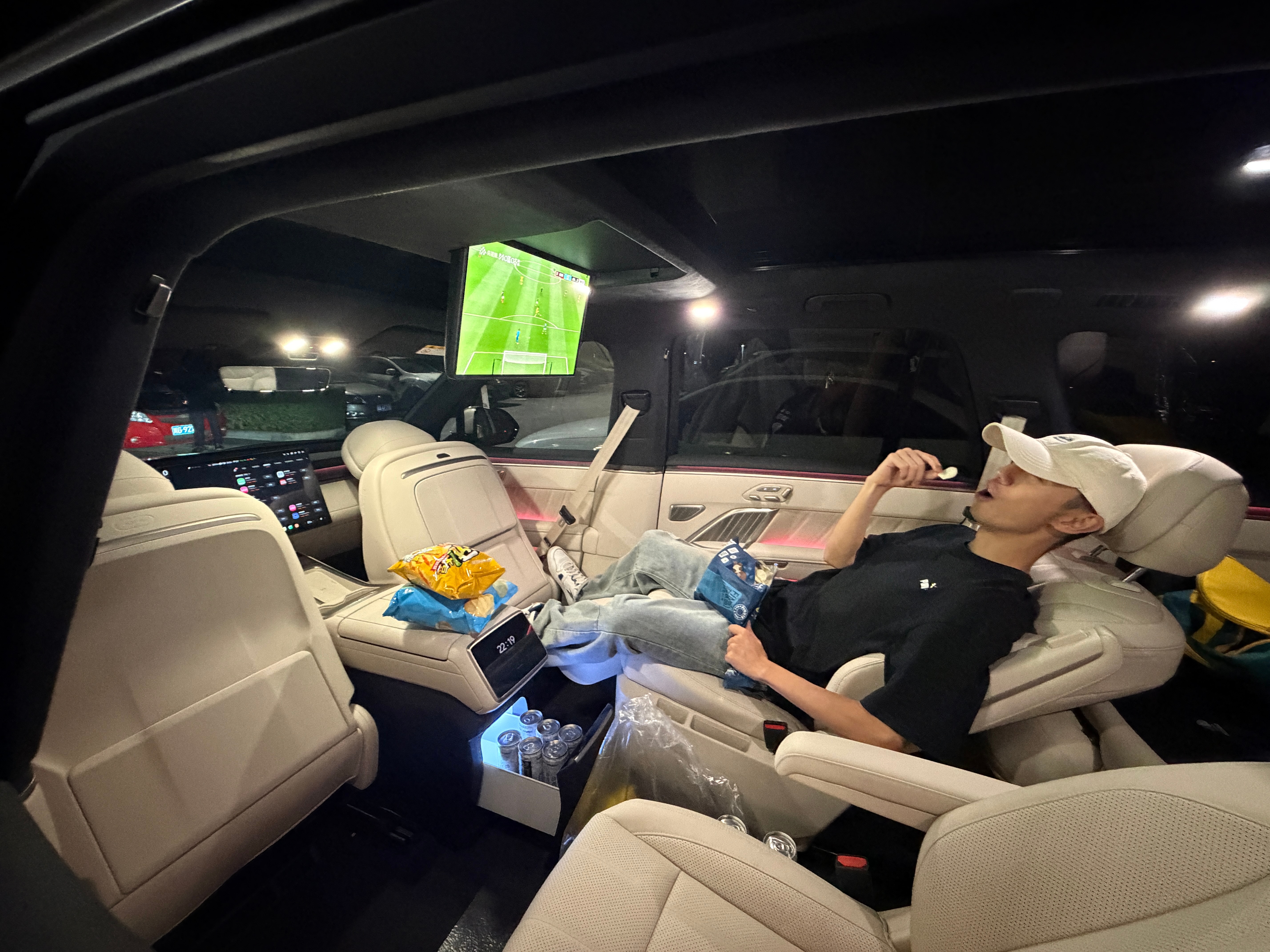 世界杯在中国的收视率爆了我准备好了 车里看球  不扰民 成都