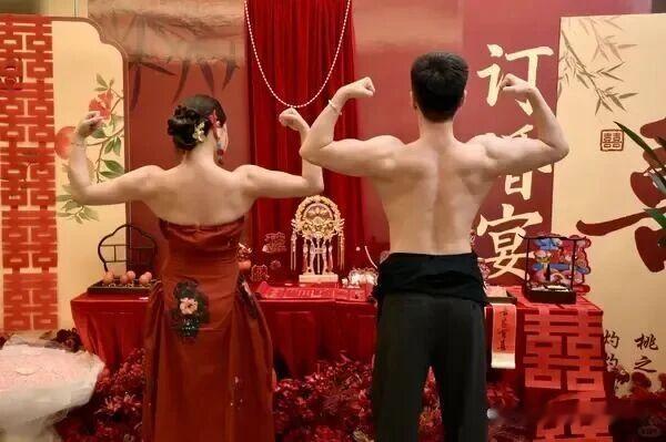 这一拜，忠肝义胆！新婚之夜，两人在婚房里，嘿嘿哈哈练了一晚的无氧！ ​​​