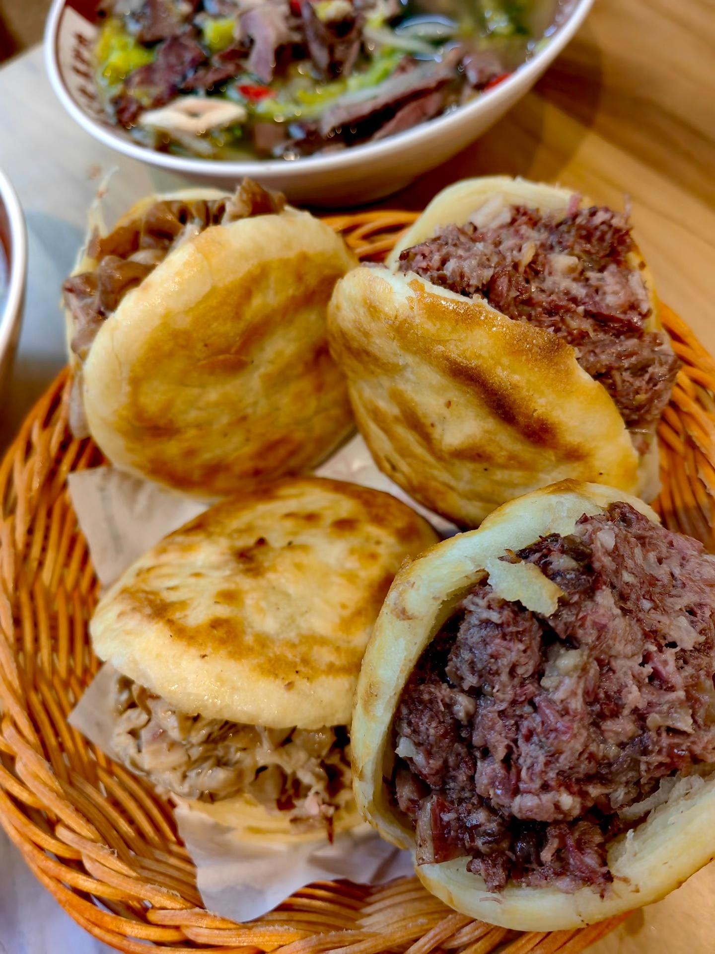 孙颖莎推荐家乡美食驴肉火烧驴的最终归宿——驴肉火烧，石家庄本地的火烧是圆的还是方