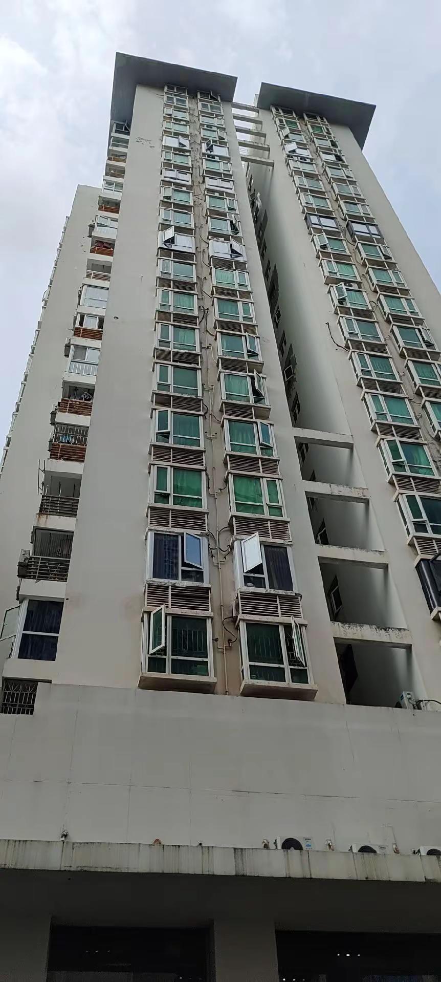 深圳服装看南油各种档次全都有人声鼎沸生意好批发零售拎着走