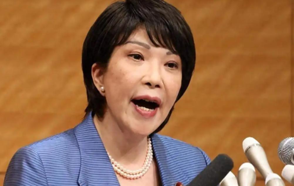 这两天，高市早苗开启了印度之行！7月1日，她从专机上走下来时，穿着斑点套裙，全程