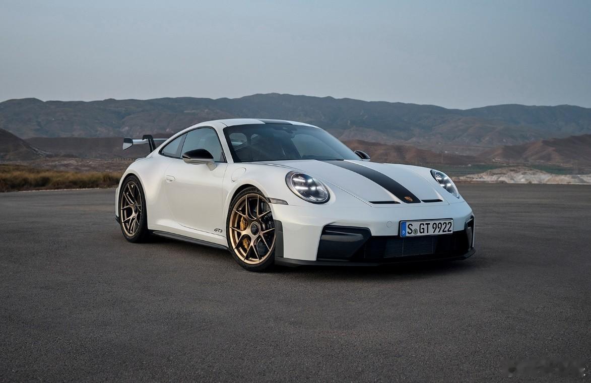 新款 保时捷911 GT3 开启预售，推出2款配置，指导价为226.8万元起，动