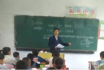 男子10块钱衣服穿20年却自费30万支教