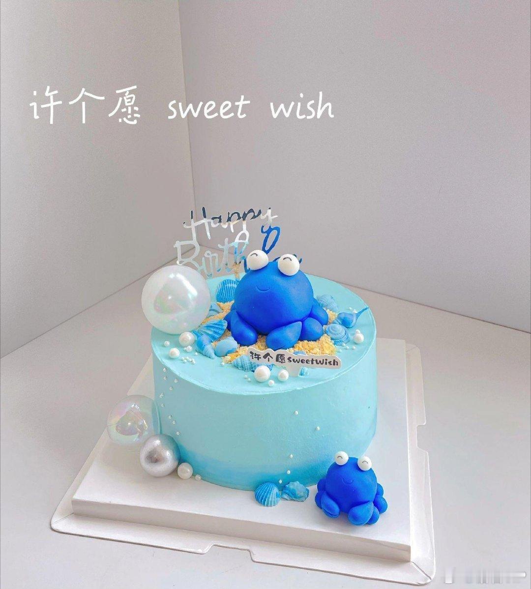 #为什么王俊凯吃的蛋糕都是蓝色的# 王俊凯的蓝色蛋糕，不仅仅是生日的庆祝，更是他