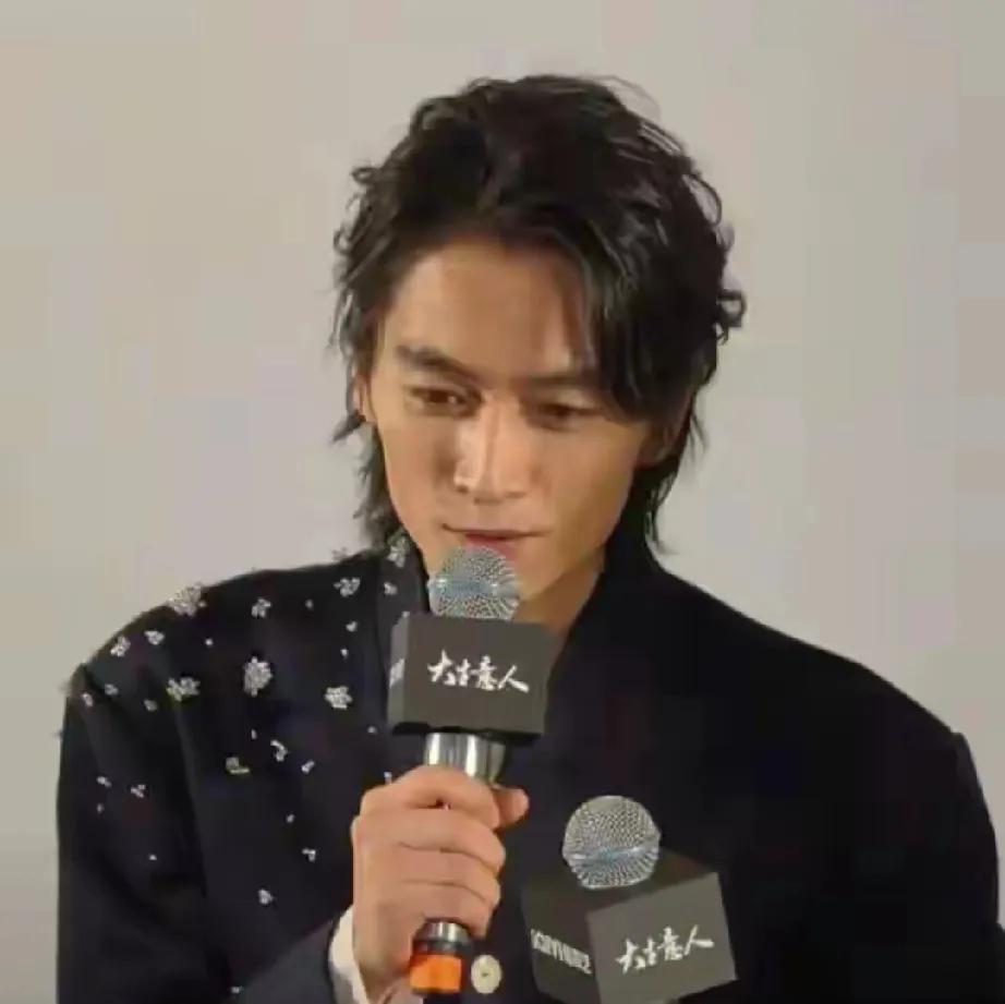 陈晓瘦脱相，惊呆网友！近日他为新剧跑宣传，蓝色西装难掩消瘦身形，脸颊凹陷、颧骨突