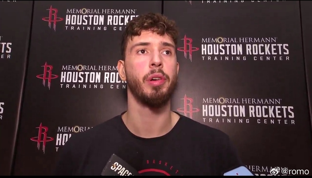 “没完全恢复...我会不惜一切代价全力以赴。” 申京谈脚踝伤势：问：周日你说自己