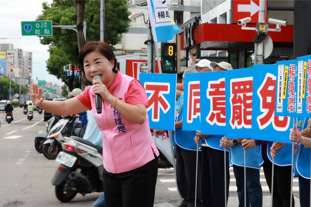 台中市罢免杨琼璎团体今天兵分二路前往神冈区等路口举牌宣传罢免；杨琼璎则到带领团队