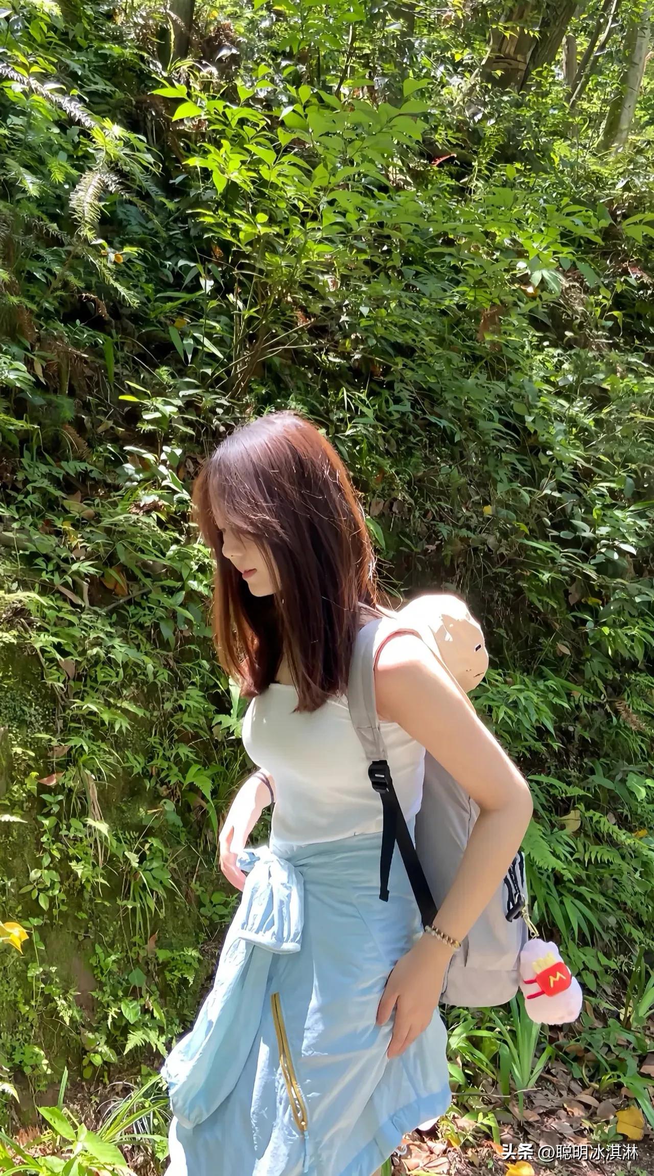 穿梭绿野，脚踏山川，  
每一步都藏着自然的呼吸。  
镜头记录的不只是风景， 