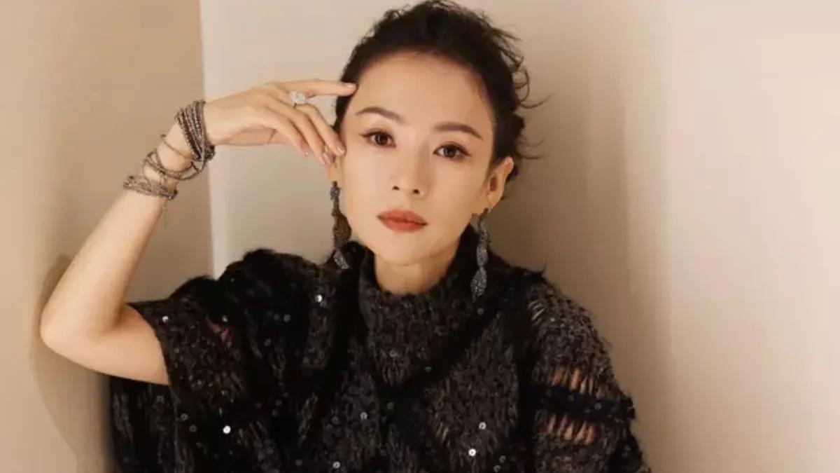 章子怡以一袭典雅黑裙亮相，搭配精心盘起的发丝，尽显其非凡气质与高贵韵味。她选择佩