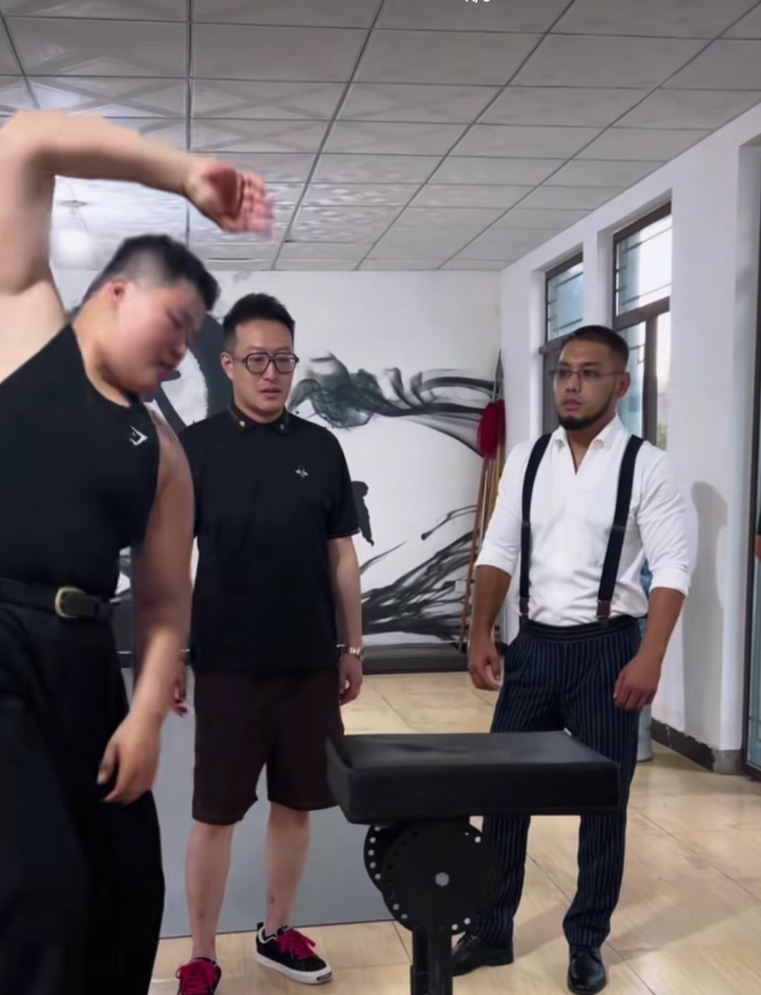 和好了，难道是不打不相识？
小宝突然与三巴掌扇晕大师兄赵洪刚的“仇敌”同框出镜，