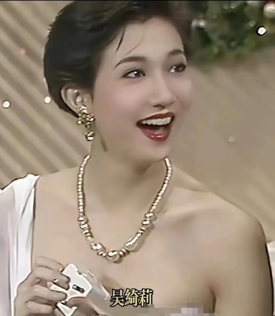 看看当年的吴绮莉风采多绝啊，身为亚姐冠军的她，明眸皓齿、千娇百媚，堪称倾城倾国；
