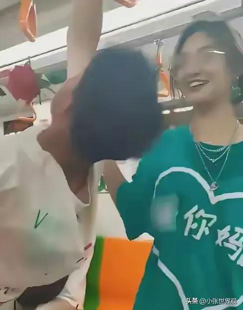 没家教，欠打！
如果是有家教的孩子她不敢这样穿在身上的，个性是有底线的。
流氓阿