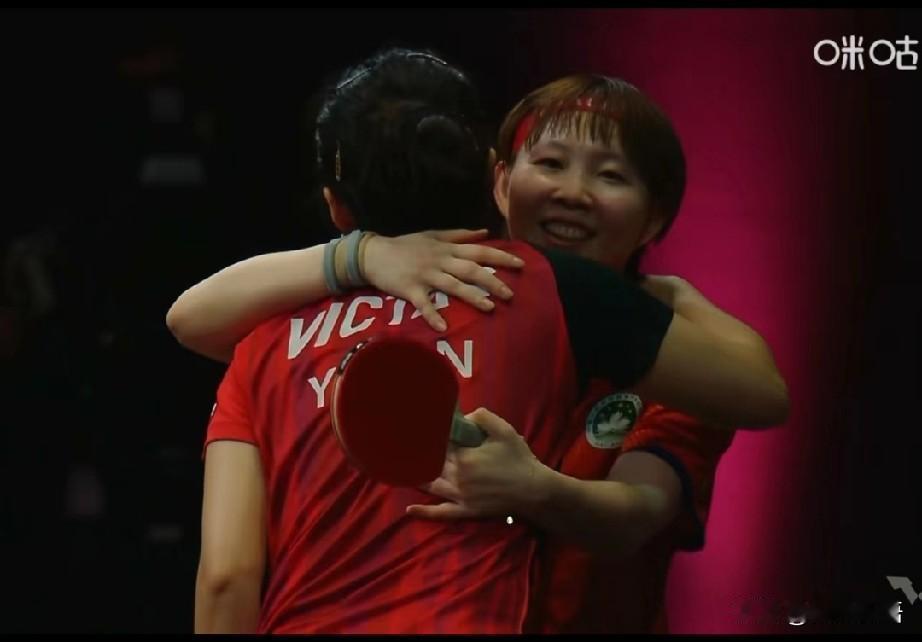 朱雨玲和韩莹这个拥抱，也很感人。
时隔十年，朱雨玲和韩莹再次站在球台的两侧，不得