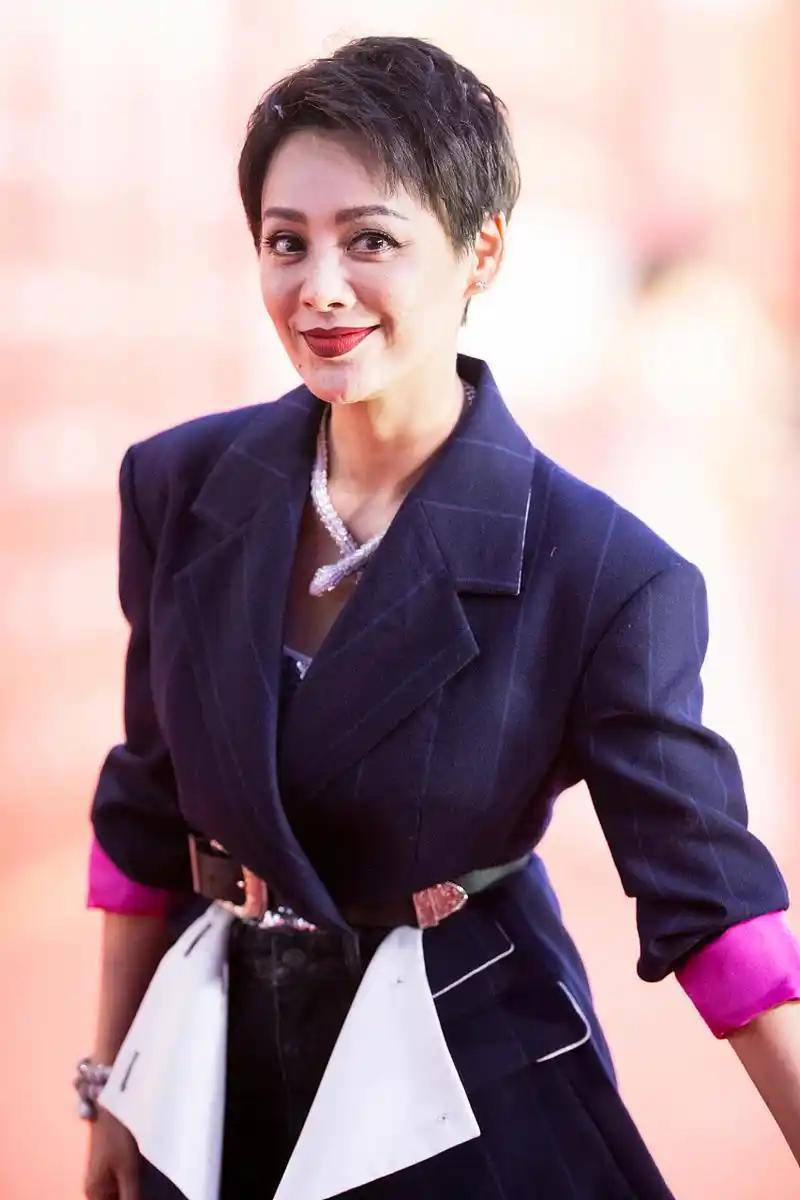 在大众对中年女性情感话题常持回避态度的当下，宁静却勇敢地站出来，直面中年女性对爱