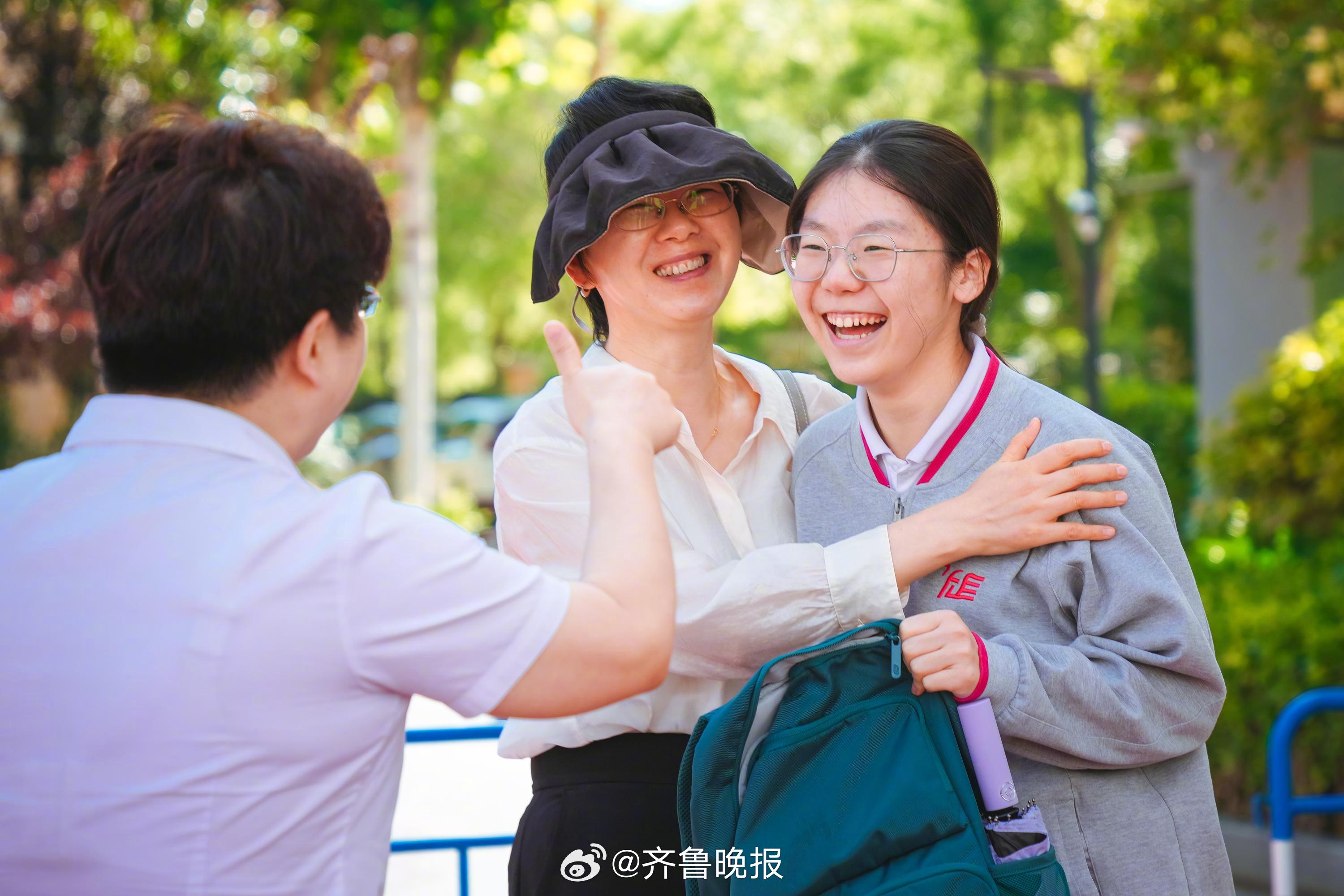 【高考首日济南外国语学校考点，#送考老师拥抱击掌送祝福#】#高考考生与老师拥抱击