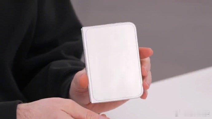 【苹果首款折叠手机 iPhoneUltra机模再曝】5 月 6 日消息，YouT