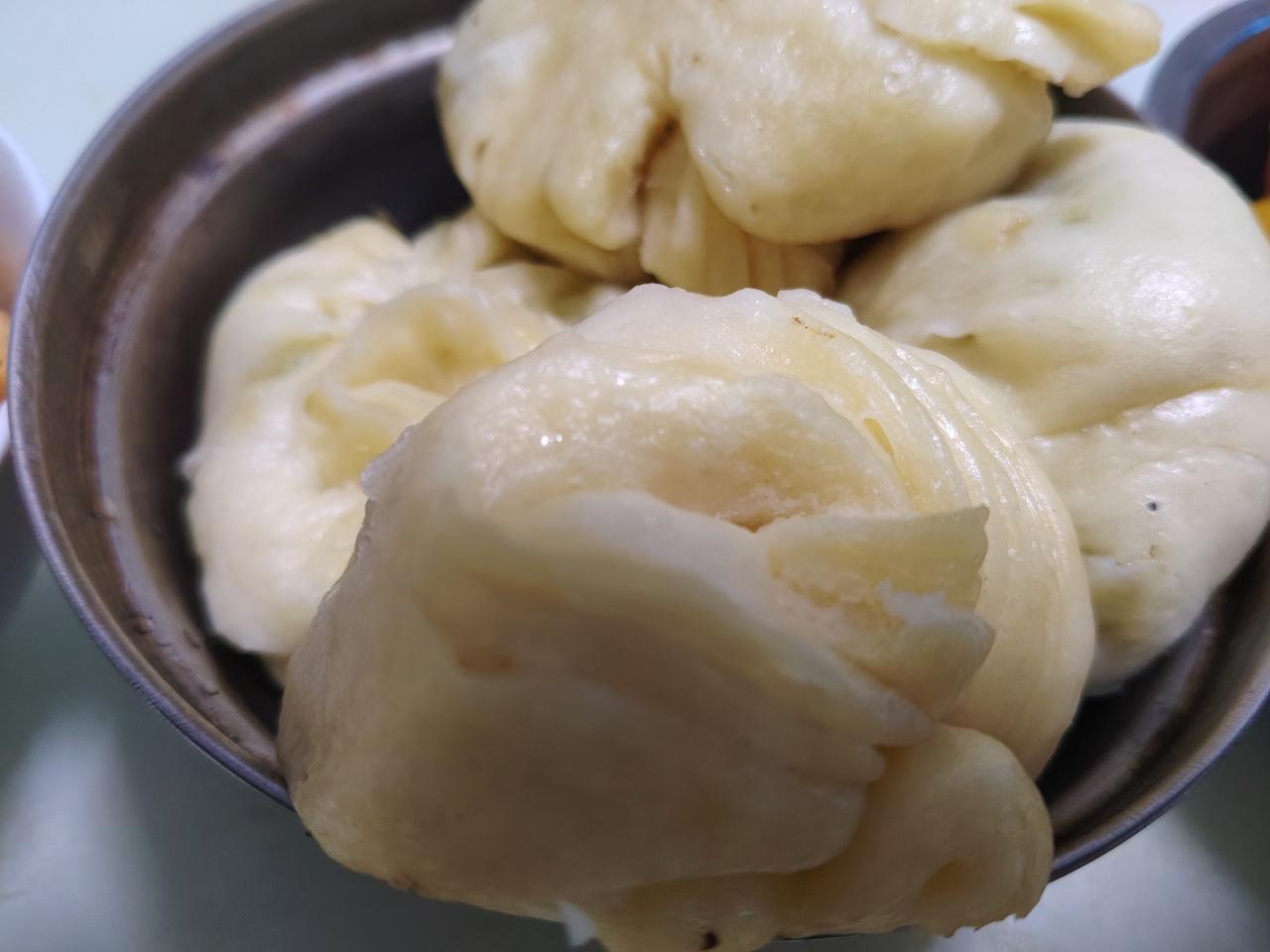 两个鸡蛋包子，几块南瓜红薯，外加三个鸡蛋，再加小半碗麻辣豆腐米饭，这就是我的晚餐