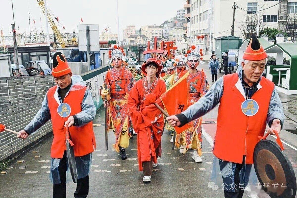 百年民俗里藏着台州海岛最浓年味锣鼓喧天，年味满岛！2月24日，台州玉环鸡山乡百年