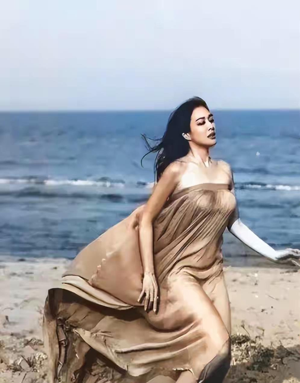 年轻时的钟丽缇，的确太美了！颜值高，身材好，胸部丰满，芊芊细腰，大长腿！老天爷为