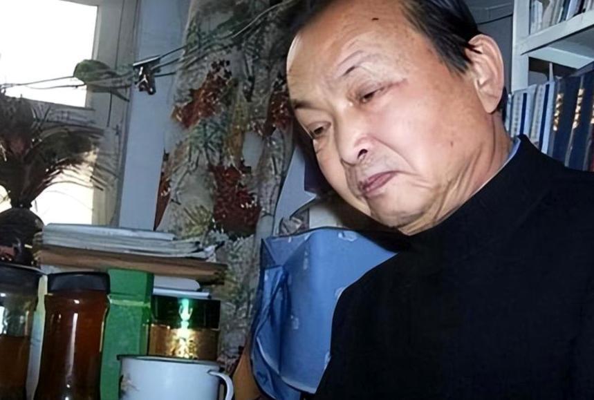 1983年，一位老父亲执意将儿女赶出家门独自生活，直到2004年才揭开真相：原来